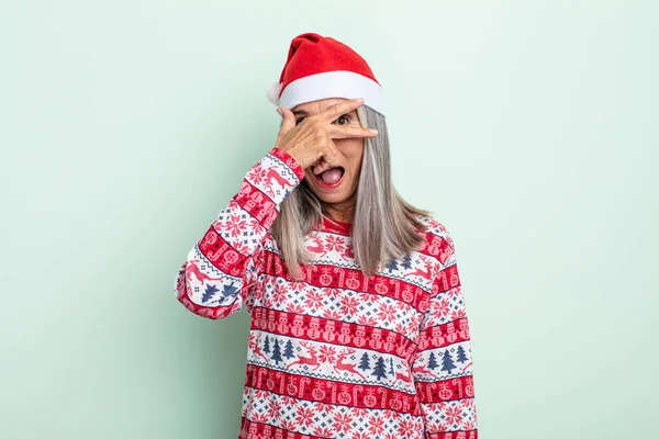 中年白发女人看上去震惊 害怕或害怕 用手捂住脸 圣诞节的概念 — 图库照片
