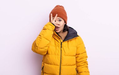 Güzel, genç bir kadın şok olmuş, korkmuş ya da korkmuş görünüyor. Soğuk hava kavramı