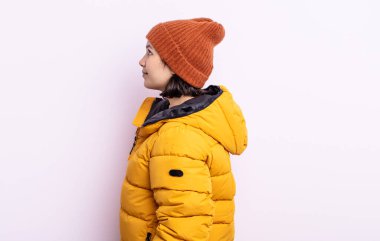 Profil görünümlü güzel genç bir kadın hayal mi kuruyor yoksa hayal mi kuruyor? Soğuk hava kavramı