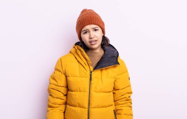 Güzel genç bayan şaşkın ve şaşkın hissediyor. Soğuk hava kavramı