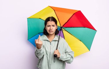 Güzel genç bir kadın kızgın, sinirli, asi ve agresif hissediyor. yağmur ve şemsiye kavramı