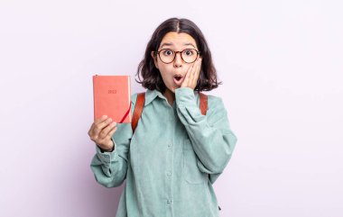 Güzel, genç bir kadın şok olmuş ve korkmuş hissediyor. 2022 ajanda kavramı