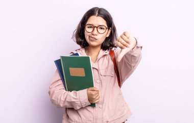 Güzel, genç bir kadın kendini kötü hissediyor, baş parmağını kaldırıyor. Kitap konsepti olan öğrenci