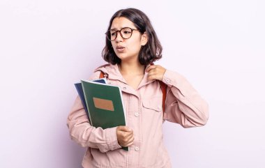 Güzel genç bir kadın stresli, endişeli, yorgun ve hayal kırıklığına uğramış hissediyor. Kitap konsepti olan öğrenci