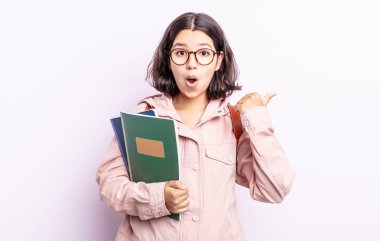 Güzel genç bir kadın inançsızlığa şaşırmış görünüyor. Kitap konsepti olan öğrenci