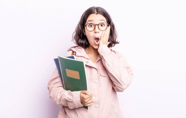 Güzel, genç bir kadın şok olmuş ve korkmuş hissediyor. Kitap konsepti olan öğrenci