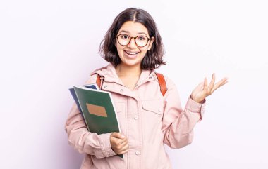 Güzel genç bir kadın kendini mutlu hissediyor, bir çözüm ya da fikir bulduğuna şaşırıyor. Kitap konsepti olan öğrenci