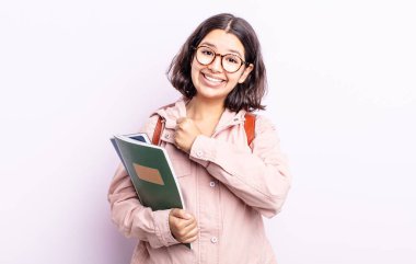Güzel genç bir kadın kendini mutlu hissediyor ve bir meydan okumayla yüzleşiyor ya da kutluyor. Kitap konsepti olan öğrenci