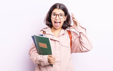 Güzel genç bir kadın ellerini havaya kaldırarak çığlık atıyor. Kitap konsepti olan öğrenci