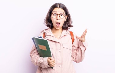Güzel genç bir kadın son derece şaşkın ve şaşırmış hissediyor. Kitap konsepti olan öğrenci