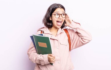 Güzel genç bir kadın mutlu, heyecanlı ve şaşırmış hissediyor. Kitap konsepti olan öğrenci