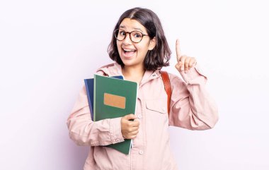 Güzel genç bir kadın bir fikri fark ettikten sonra mutlu ve heyecanlı bir dahi gibi hissediyor. Kitap konsepti olan öğrenci