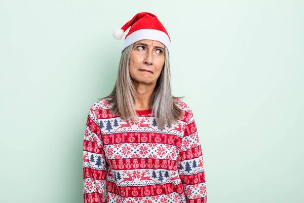 中年の白髪の女性は悲しい 動揺や怒りを感じ 側を探しています クリスマスのコンセプト — ストック写真