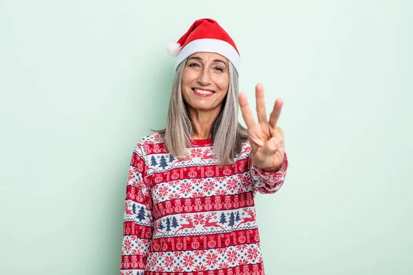 Mulher Cabelo Grisalho Meia Idade Sorrindo Olhando Amigável Mostrando Número — Fotografia de Stock