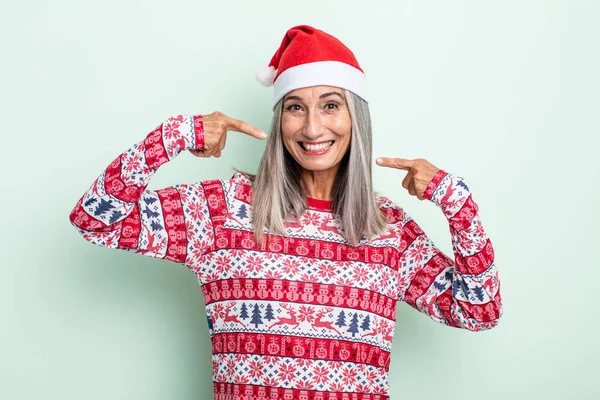 Grauhaarige Frau Mittleren Alters Lächelt Selbstbewusst Und Deutet Auf Ihr — Stockfoto