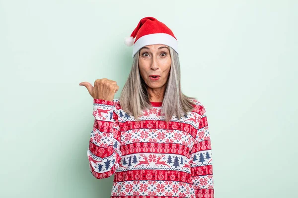 Frau Mittleren Alters Mit Grauem Haar Schaut Ungläubig Erstaunt Weihnachtskonzept — Stockfoto