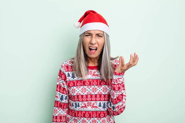 Orta Yaşlı Gri Saçlı Kadın Sinirli Sinirli Sinirli Görünüyor Noel — Stok fotoğraf
