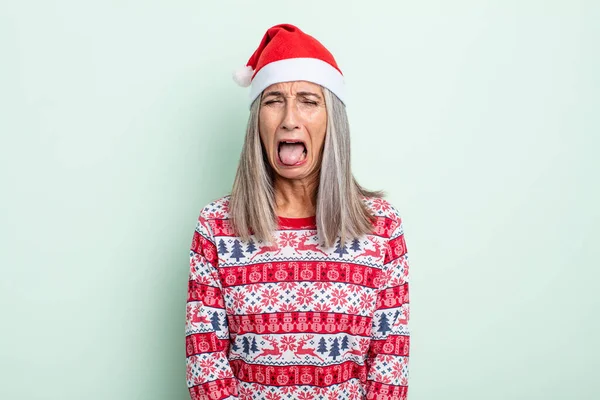 Orta Yaşlı Gri Saçlı Kadın Agresif Bir Şekilde Bağırıyor Çok — Stok fotoğraf