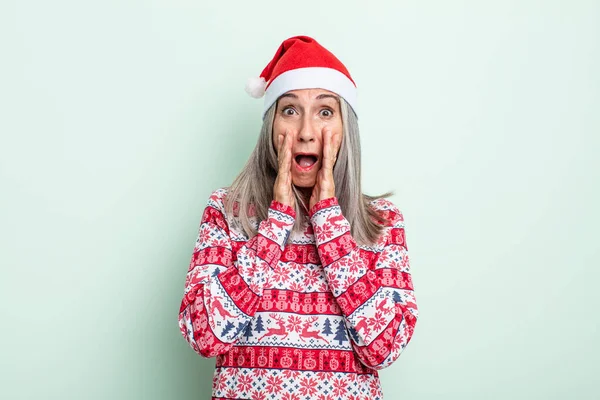 Orta Yaşlı Beyaz Saçlı Kadın Şok Olmuş Korkmuş Hissediyor Noel — Stok fotoğraf