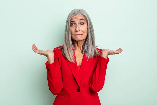 Mujer Pelo Gris Mediana Edad Sintiéndose Perpleja Confundida Dudando Concepto — Foto de Stock