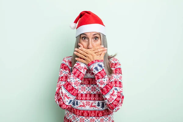 Orta Yaşlı Beyaz Saçlı Ağzı Ellerle Kaplayan Bir Kadın Noel — Stok fotoğraf