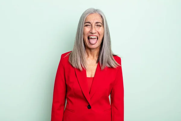 Mujer Pelo Gris Mediana Edad Con Actitud Alegre Rebelde Bromeando — Foto de Stock