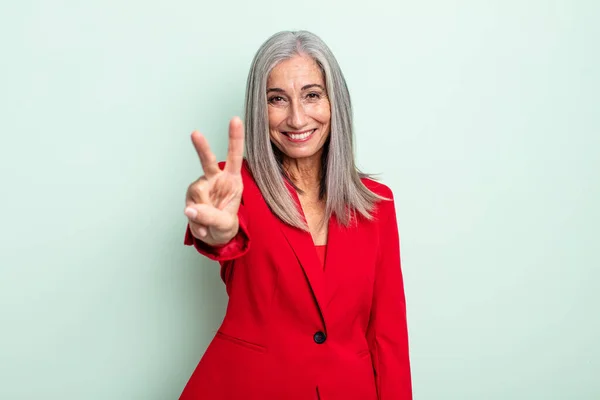 Mujer Pelo Gris Mediana Edad Sonriendo Buscando Amigable Mostrando Número — Foto de Stock