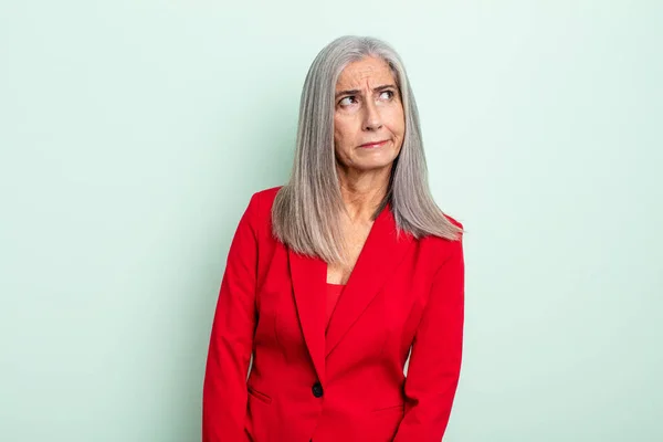 中年の白髪の女性は悲しい 動揺や怒りを感じ 側を探しています シニアビジネスウーマンのコンセプト — ストック写真