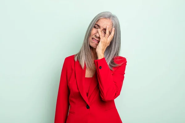 Middelbare Leeftijd Grijze Haar Vrouw Voelt Zich Verveeld Gefrustreerd Slaperig — Stockfoto