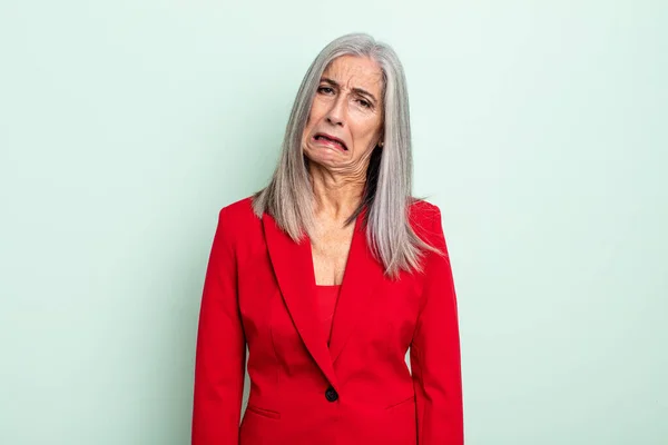 Medelålders Grått Hår Kvinna Känsla Förbryllad Och Förvirrad Senior Affärskvinna — Stockfoto