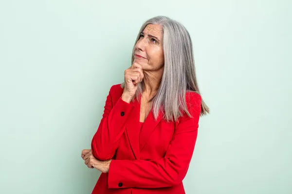 Mujer Pelo Gris Mediana Edad Pensando Sintiéndose Dudosa Confundida Concepto — Foto de Stock