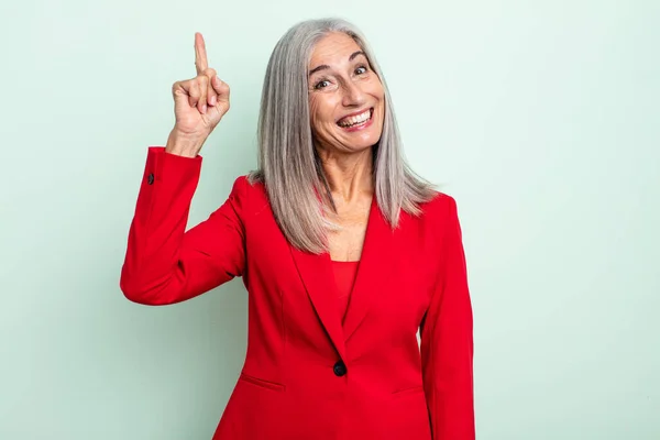 Mujer Pelo Gris Mediana Edad Sintiéndose Como Genio Feliz Emocionado —  Fotos de Stock
