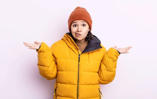 Mulher Muito Jovem Sentindo Intrigado Confuso Duvidoso Conceito Tempo Frio — Fotografia de Stock