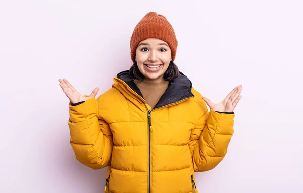 Красивая Молодая Женщина Чувствует Себя Счастливой Пораженной Невероятным Холодная Погода — стоковое фото