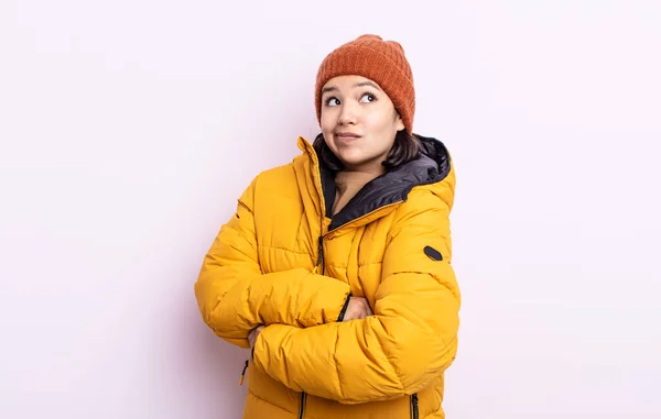 Pretty Young Woman Shrugging Feeling Confused Uncertain Cold Weather Concept — Stock Photo, Image