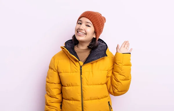 Bonita Joven Sonriendo Felizmente Saludándote Con Mano Dándote Bienvenida Saludándote —  Fotos de Stock