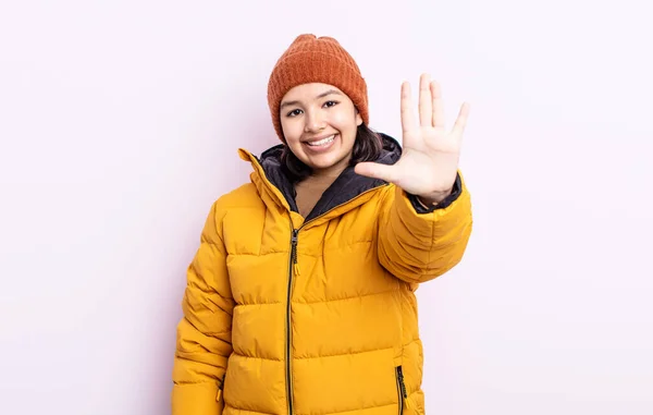 Bonita Mujer Joven Sonriendo Buscando Amigable Mostrando Número Cinco Concepto — Foto de Stock