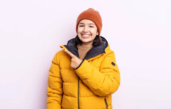 Pretty Young Woman Smiling Cheerfully Feeling Happy Pointing Side Cold — Stock Photo, Image