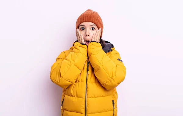 Mujer Joven Bonita Sintiéndose Conmocionada Asustada Concepto Clima Frío —  Fotos de Stock