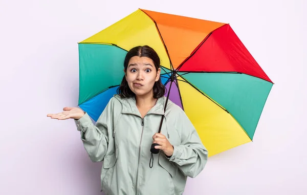 Mulher Muito Jovem Sentindo Intrigado Confuso Duvidoso Chuva Guarda Chuva — Fotografia de Stock