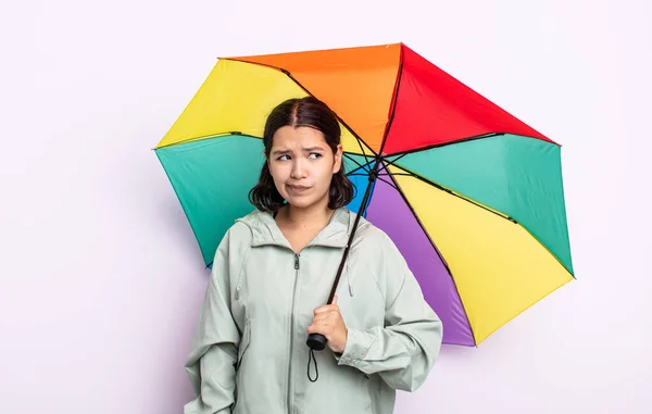 Bella Giovane Donna Sente Triste Sconvolto Arrabbiato Guardando Lato Concetto — Foto Stock