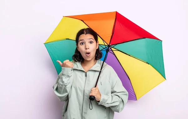 Uma Jovem Bonita Que Parece Surpreendida Com Descrença Chuva Guarda — Fotografia de Stock