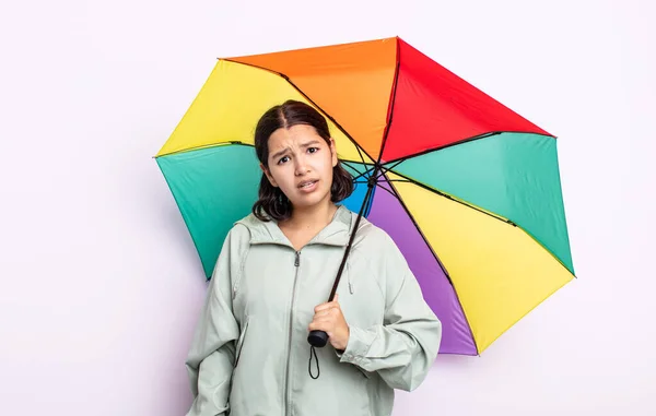 Bella Giovane Donna Sente Perplesso Confuso Concetto Pioggia Ombrello — Foto Stock