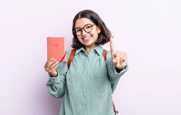 Hübsche Junge Frau Die Stolz Und Selbstbewusst Auf Platz Eins — Stockfoto