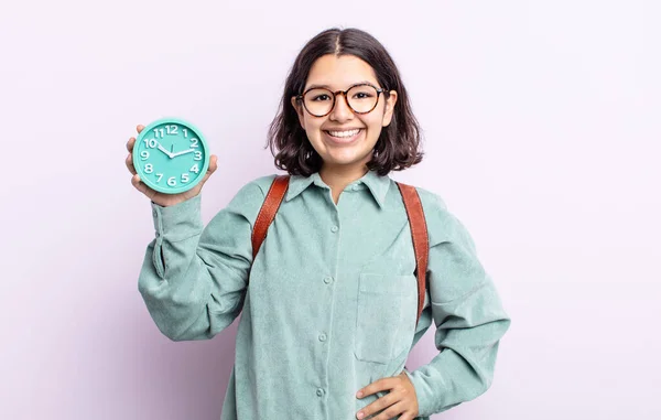 Bonita Mujer Joven Sonriendo Felizmente Con Una Mano Cadera Con —  Fotos de Stock