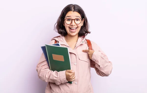 Mooie Jonge Vrouw Voelt Zich Gelukkig Wijst Naar Zichzelf Met — Stockfoto