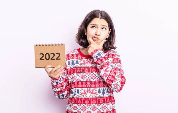 Mooie Jonge Vrouw Denken Zich Twijfelachtig Verward Voelen 2022 Kalenderconcept — Stockfoto