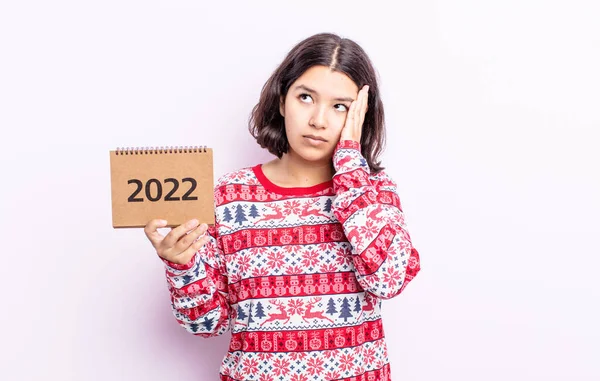 Pěkná Mladá Žena Znuděná Frustrovaná Ospalá Únavě Koncept Kalendáře 2022 — Stock fotografie