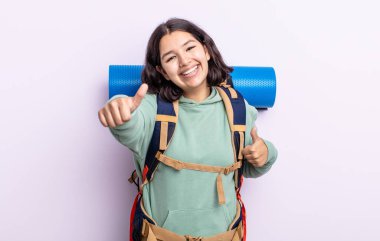 Güzel genç bir bayan gururlu, olumlu gülümsüyor. yürüyüş kavramı