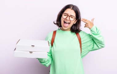 Güzel, genç bir kadın mutsuz ve stresli görünüyor, intihar jesti silah işareti yapıyor. konsepti kaldır